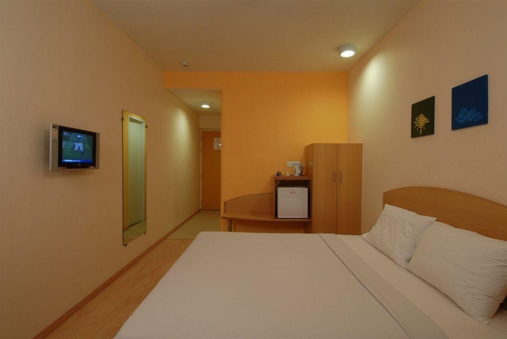 Red Fox Hotel, Chandigarh Exterior photo