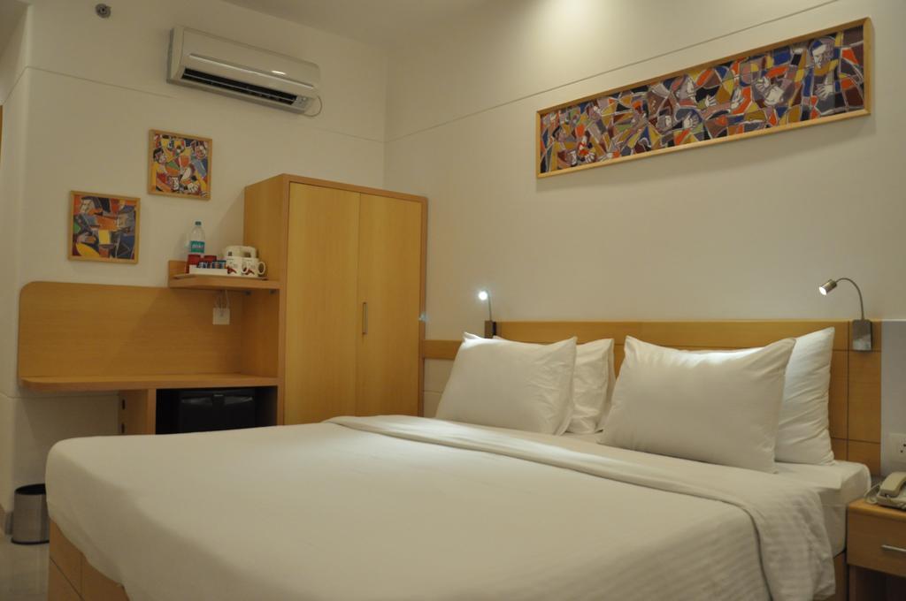Red Fox Hotel, Chandigarh Exterior photo